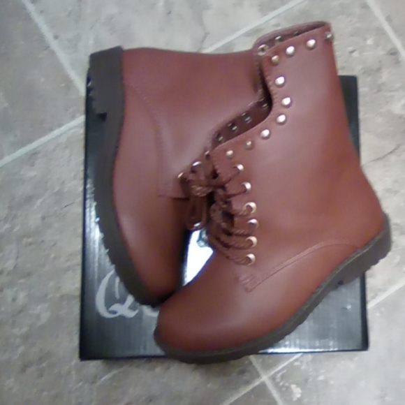 Boots - Picture 7 of 7